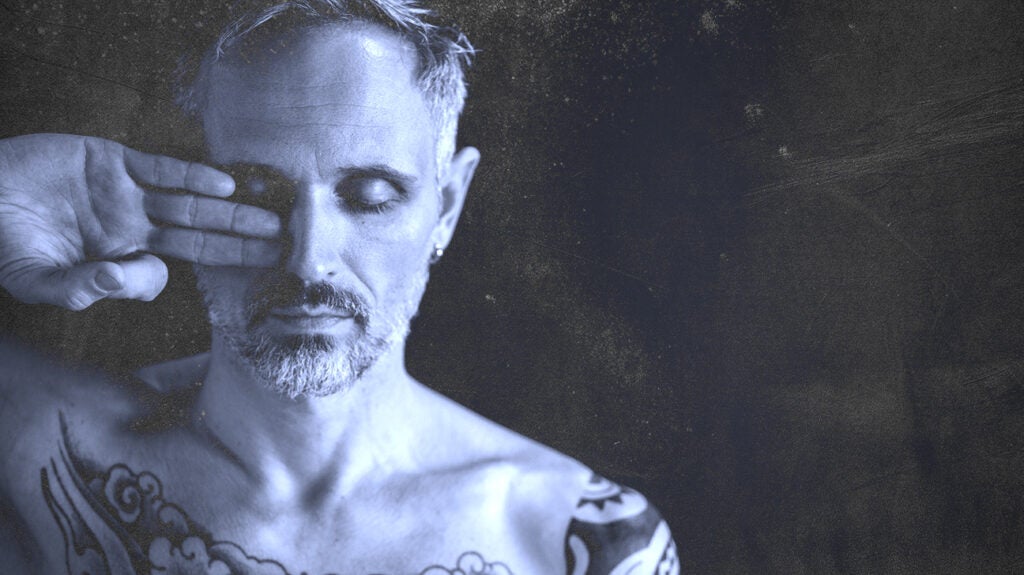 How does Crohn's disease affect the eyes?