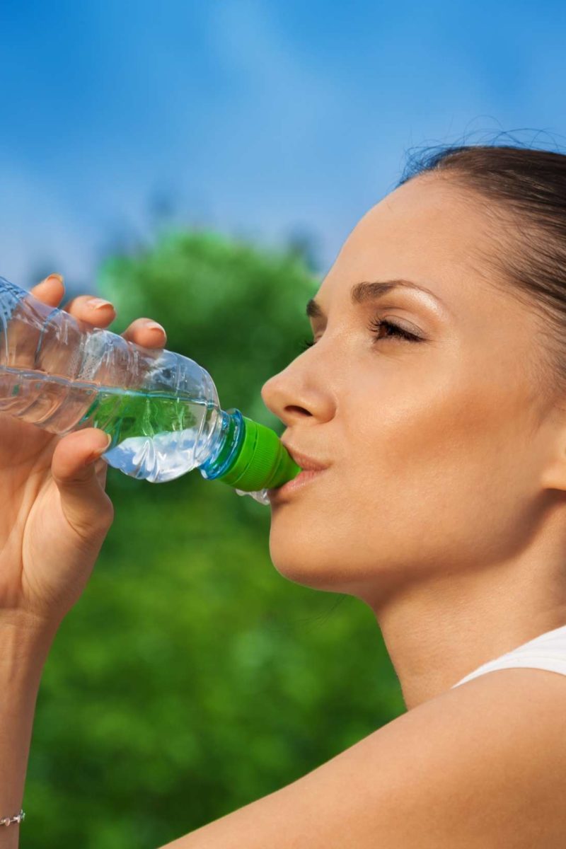 Пить воду. Питье воды. Человек пьет воду. Пить чистую воду. Вода с гвоздикой пить польза
