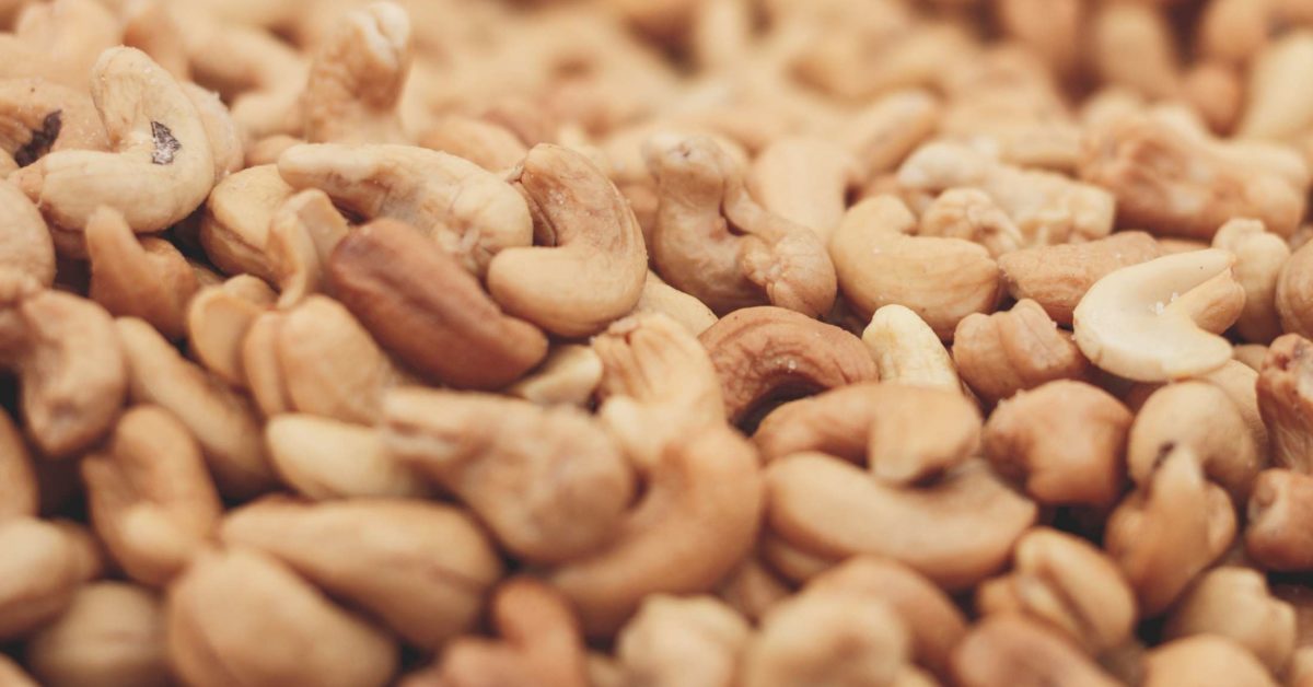 raw cashew calories per cup