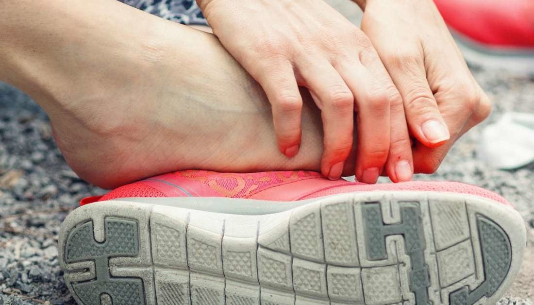 middle top of foot pain when walking