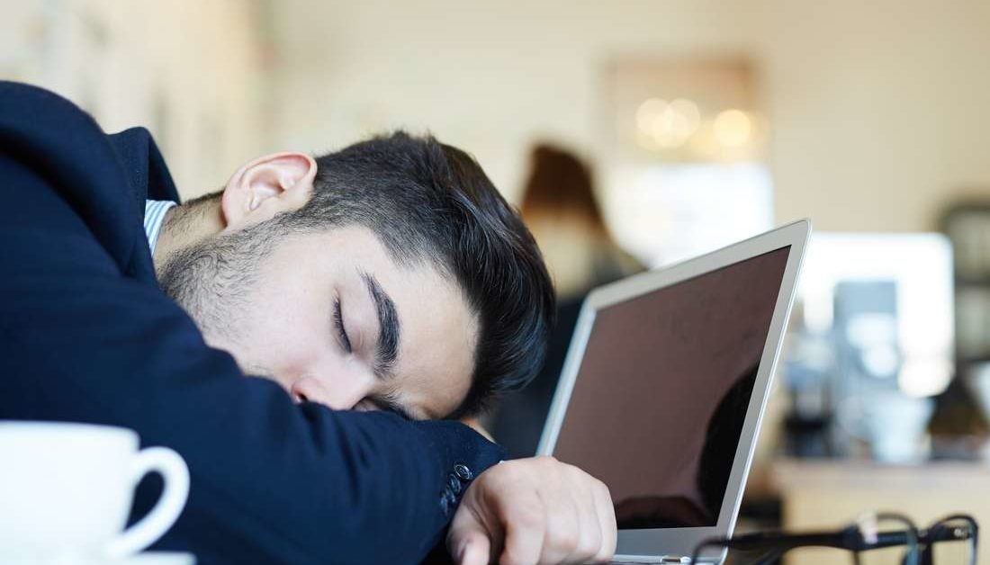 how-to-stay-awake-at-work-the-19-best-ways-and-tips