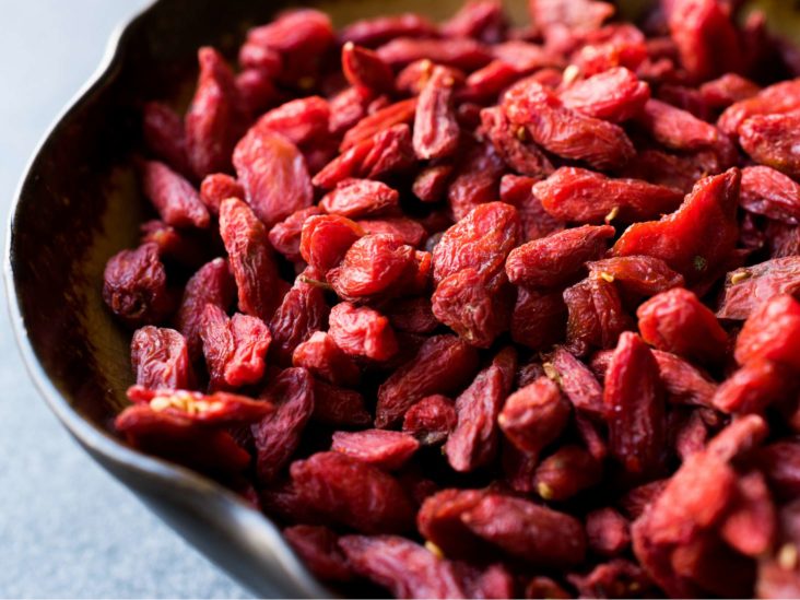 Separating red and black cranberries