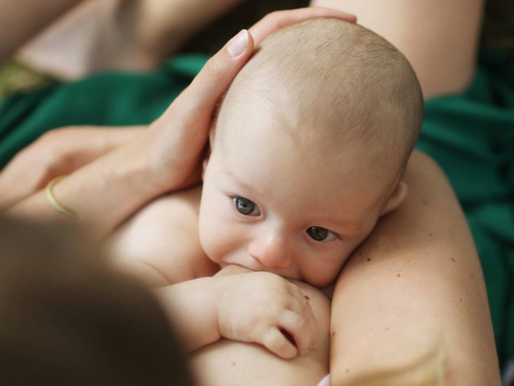 Breastfeeding and hair loss: Is it normal? Tips and treatment
