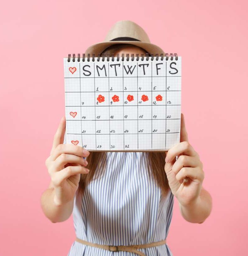 Девушка держит календарь. Фото женского календаря с задержкой. Календарь розовый Стоковая картинка. Супружеский календарик метод. Start period