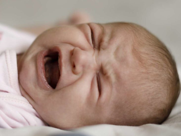 1 month old baby crying at night