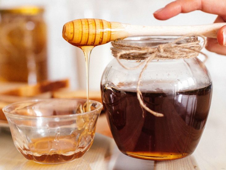 Raw honey: 7 health benefits and possible risks