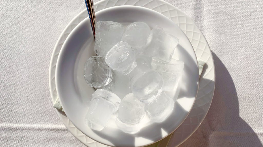 https://post.medicalnewstoday.com/wp-content/uploads/sites/3/2020/02/Ice-Cubes-on-a-Plate-with-a-Spoon-1296x728-headfer-1024x575.jpg