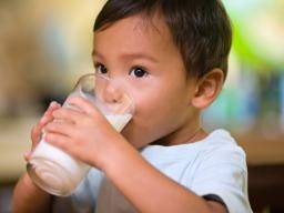 https://post.medicalnewstoday.com/wp-content/uploads/sites/3/2020/02/a-baby-drinking-milk.jpg