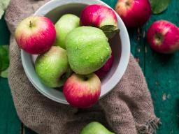 Apple allergy: Symptoms, causes, and foods to avoid
