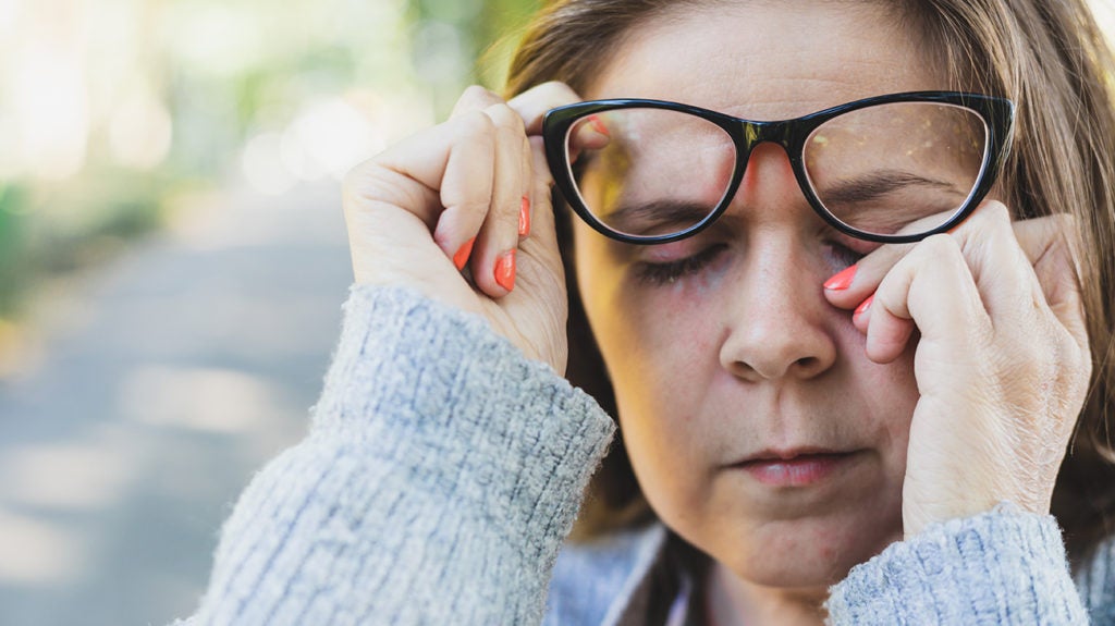 sharp-pain-in-the-eye-7-causes-and-when-to-see-a-doctor