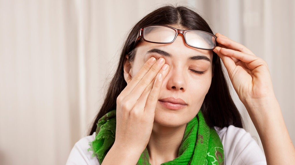 Dry eyes from allergies Symptoms, causes, and treatments