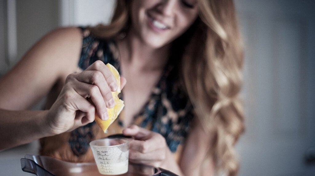 Lemon juice in hair Can it lighten it? Does it reduce dandruff?