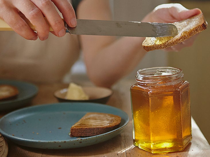 Raw honey vs. regular honey: Benefits, risks, and uses