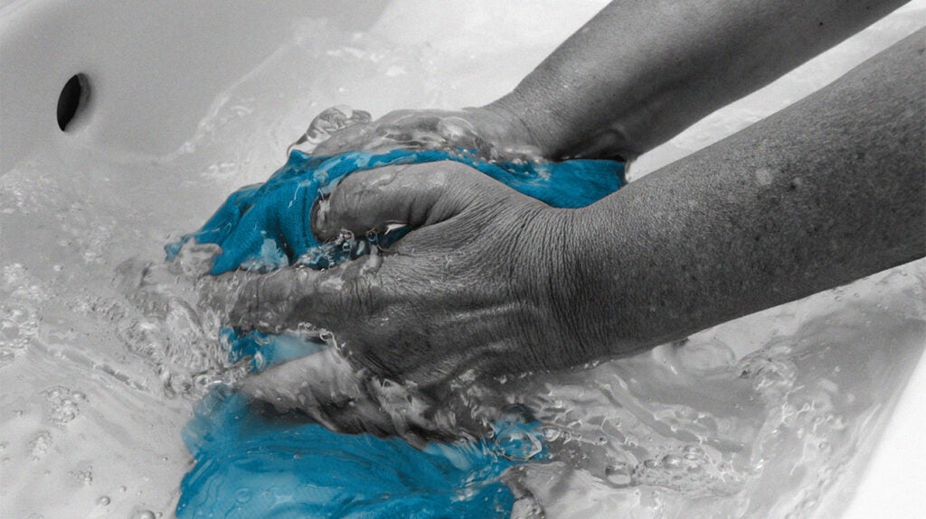 What is aluminum acetate, and can it help treat shingles?