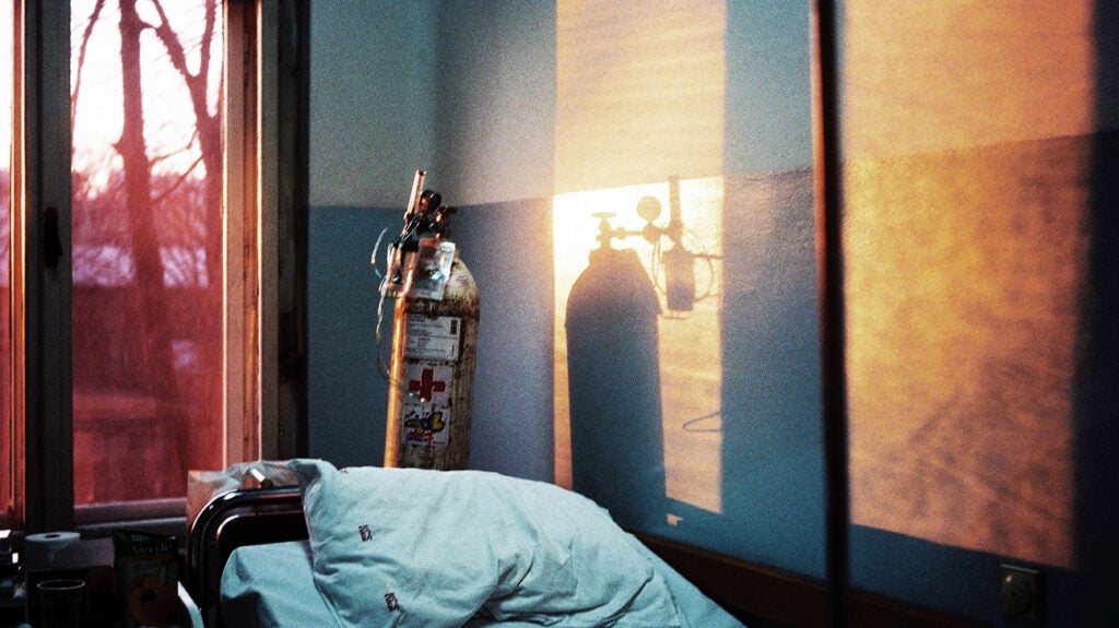 Oxygen for emphysema Benefits, types, and risks