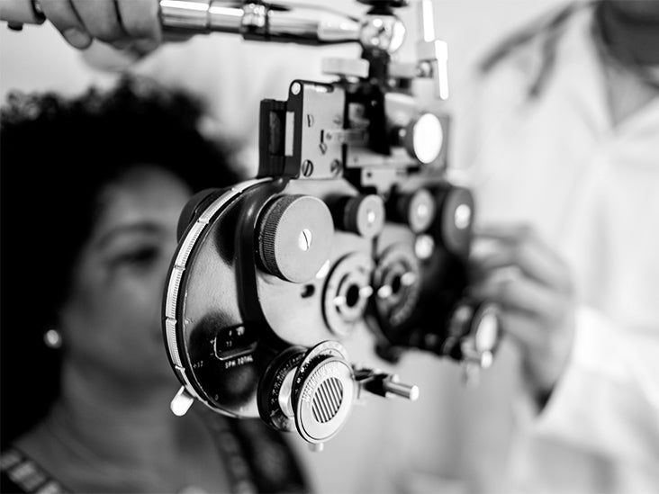 Is macular degeneration hereditary? Causes and risk factors