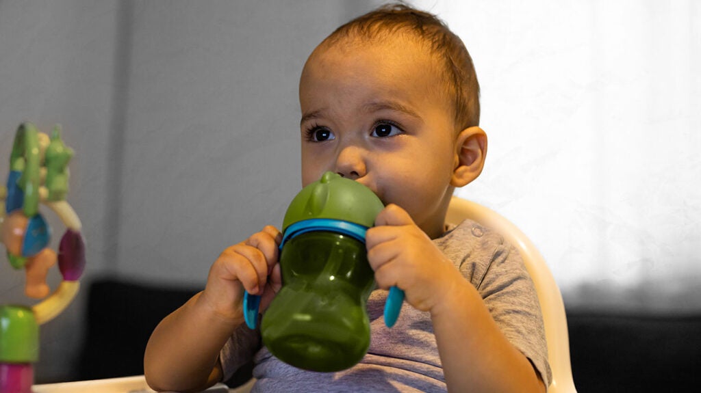 What age should babies drink water? Timing and reasons