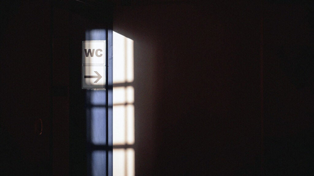 Stool changes in bile duct cancer: What it looks like, symptoms & more